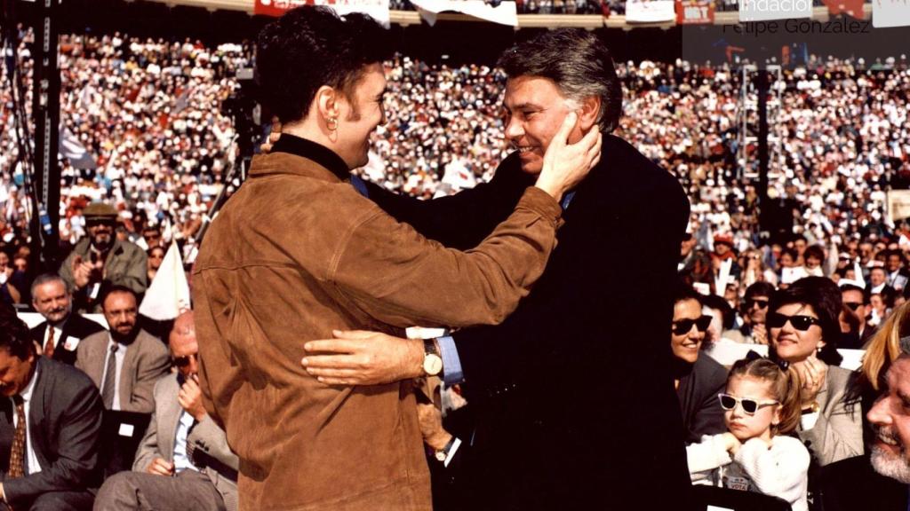 Felipe González y Ramoncín, juntos en un mitin del PSOE en Valencia.