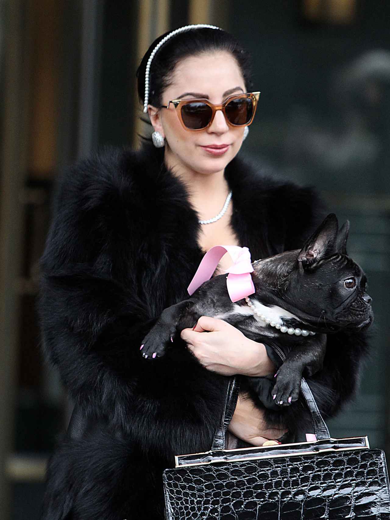 Lady Gaga junto a una de sus mascotas en las calles de Nueva York.