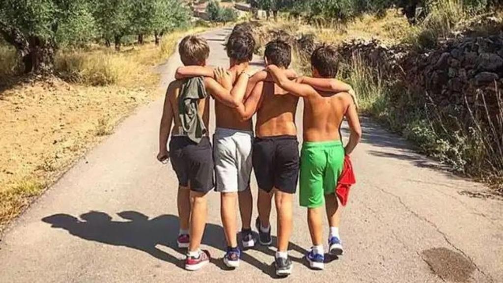 Los cuatros hijos de Nacho Palau y Miguel Bosé, juntos en Chelva.