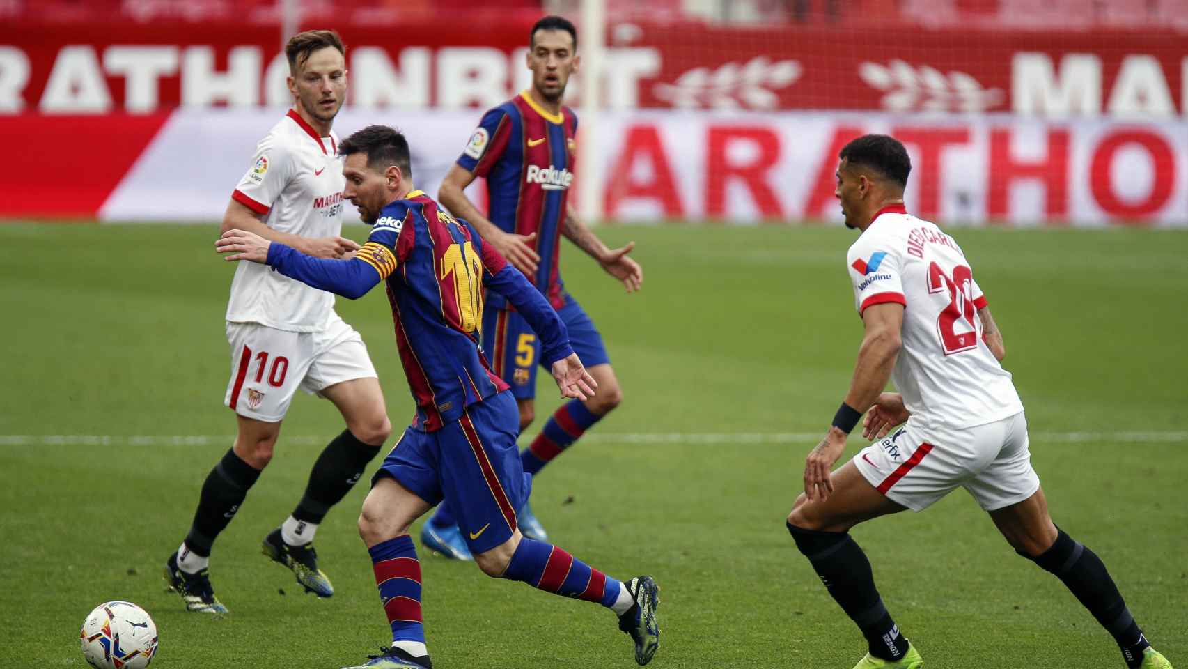 Leo Messi controlando el balón