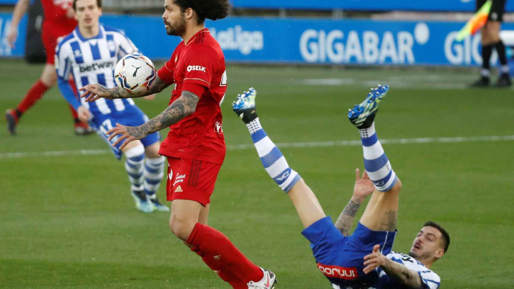 Aridane controla un balón con el pecho