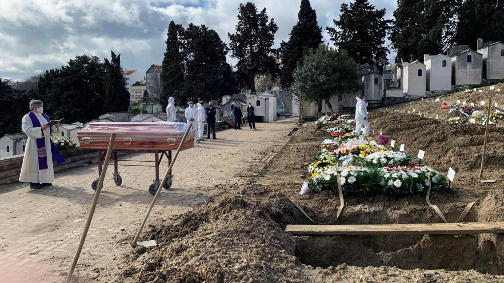 Un sacerdote oficia un responso en el cementerio de Alto de São João, el mayor de Portugal.