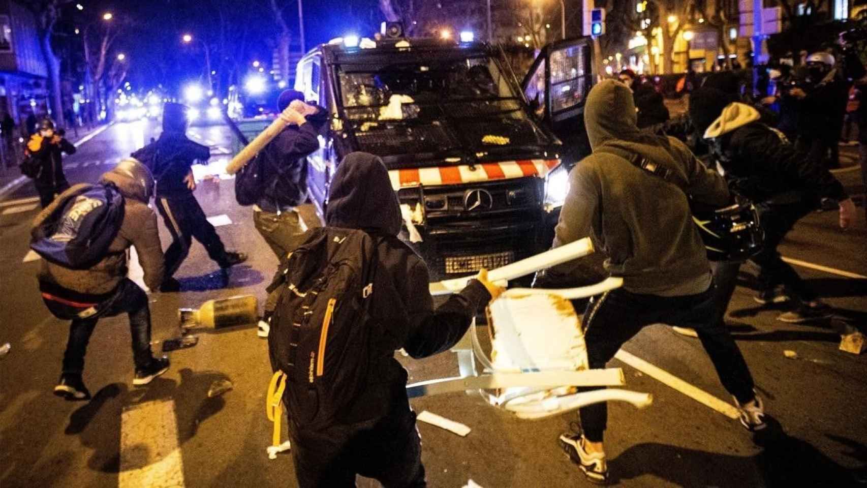 Radicales golpean un furgon policial de los Mossos en Barcelona.