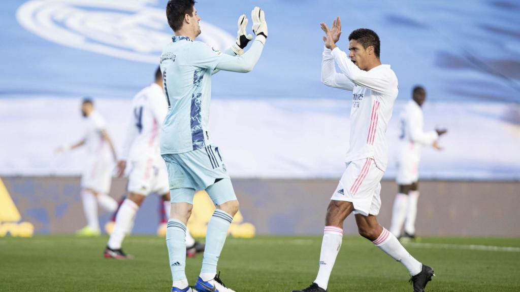 Thibaut Courtois y Raphael Varane, durante un partido de esta temporada