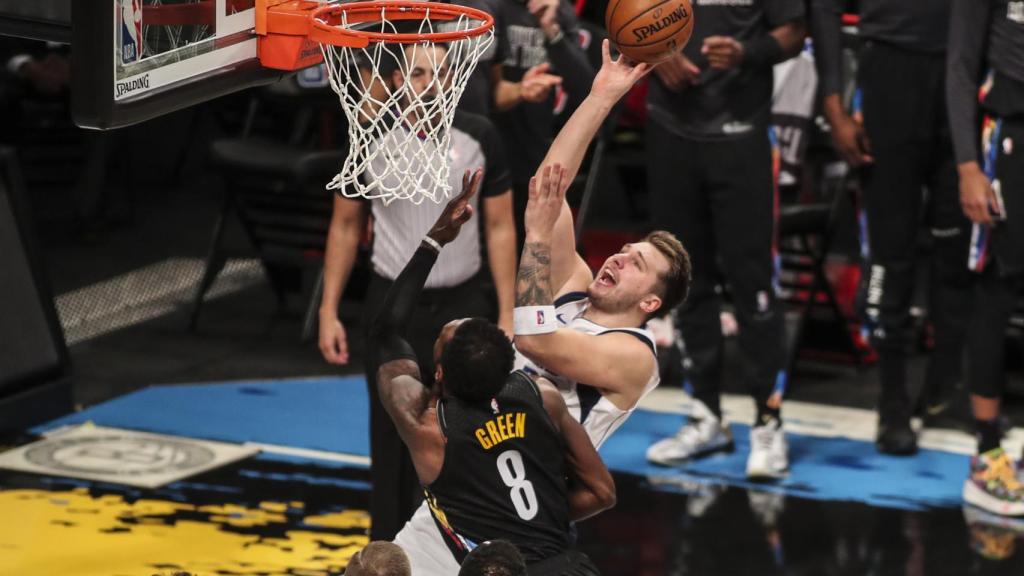 Luka Doncic anota una canasta sobre Jeff Green