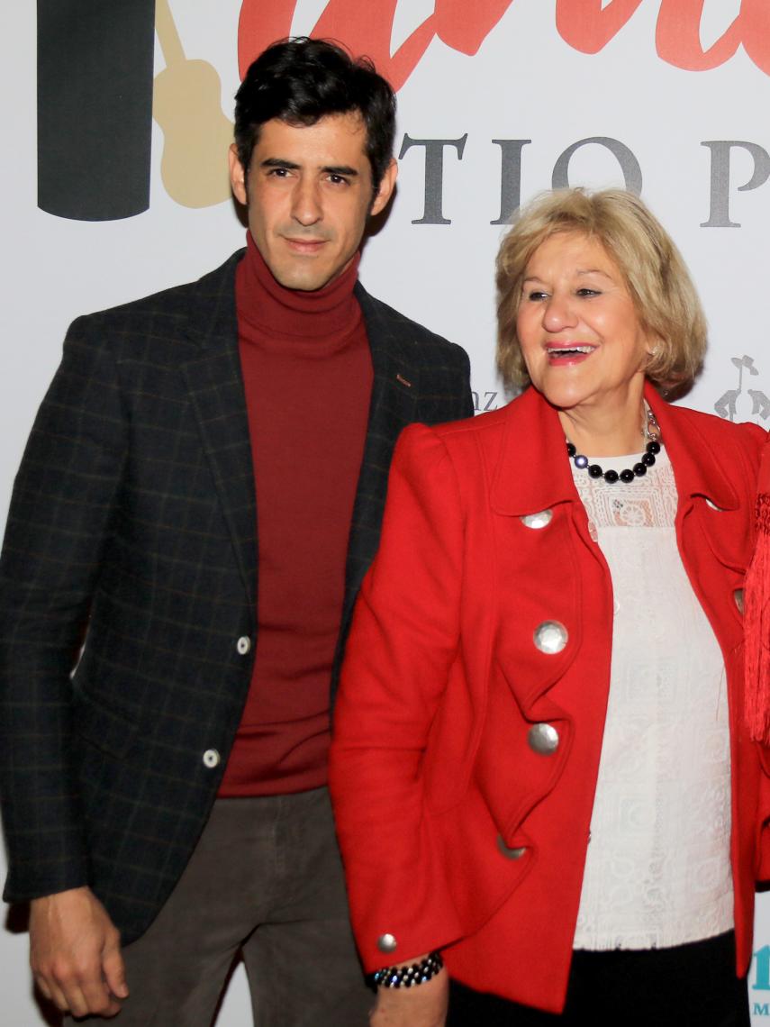 Carmen Bazán junto a su hijo Víctor, quien sí la ha visitado en el hospital.