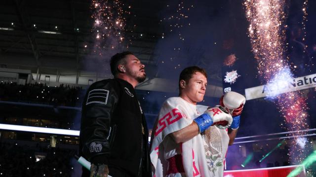 Saúl 'Canelo' Álvarez, junto a J Balvin, en su combate contra Yildrim