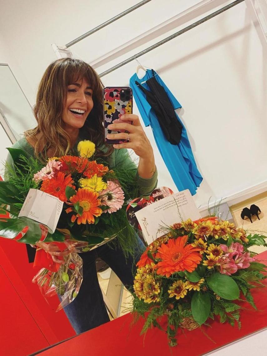 Nuria recibió un gran ramo de flores por su debut en el teatro.