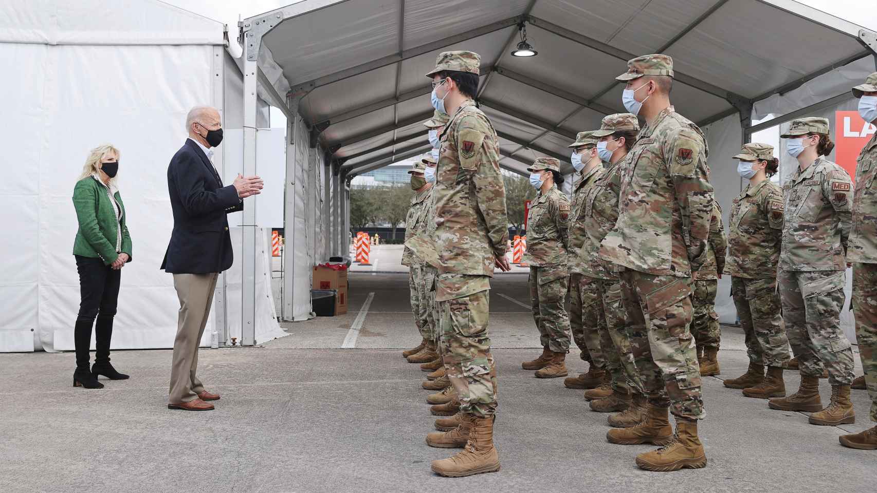 Biden atiende a unas tropas del ejército que dirigen una unidad médica de vacunación contra el coronavirus.