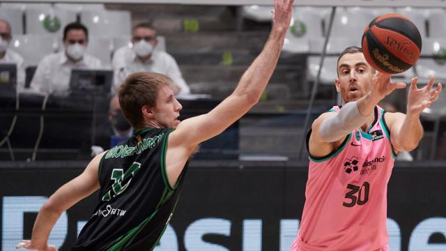 Claver juega un balón ante Joventut de Badalona