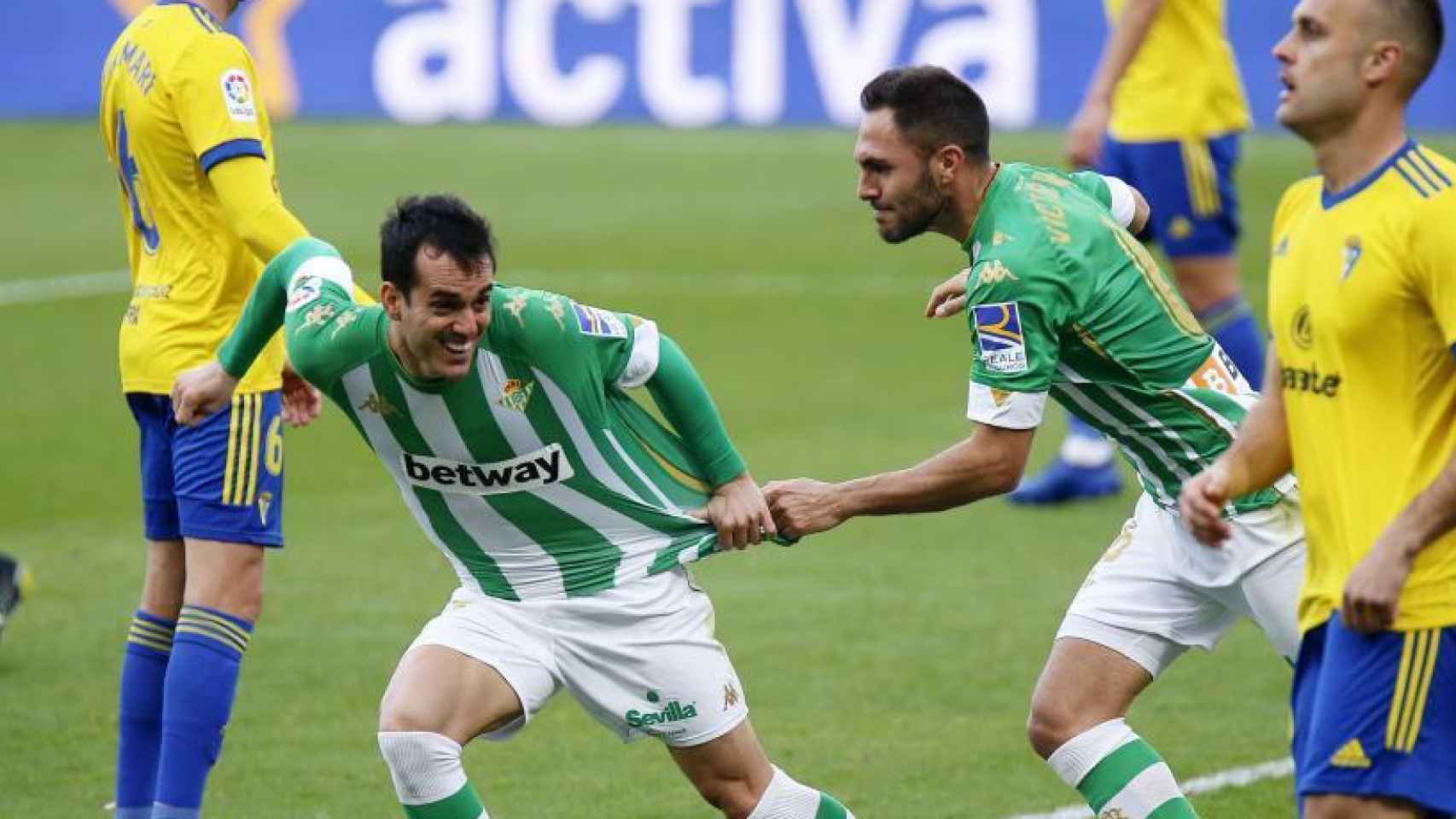 Juanmi y Víctor Ruiz celebran el gol de la victoria del Betis ante el Cádiz