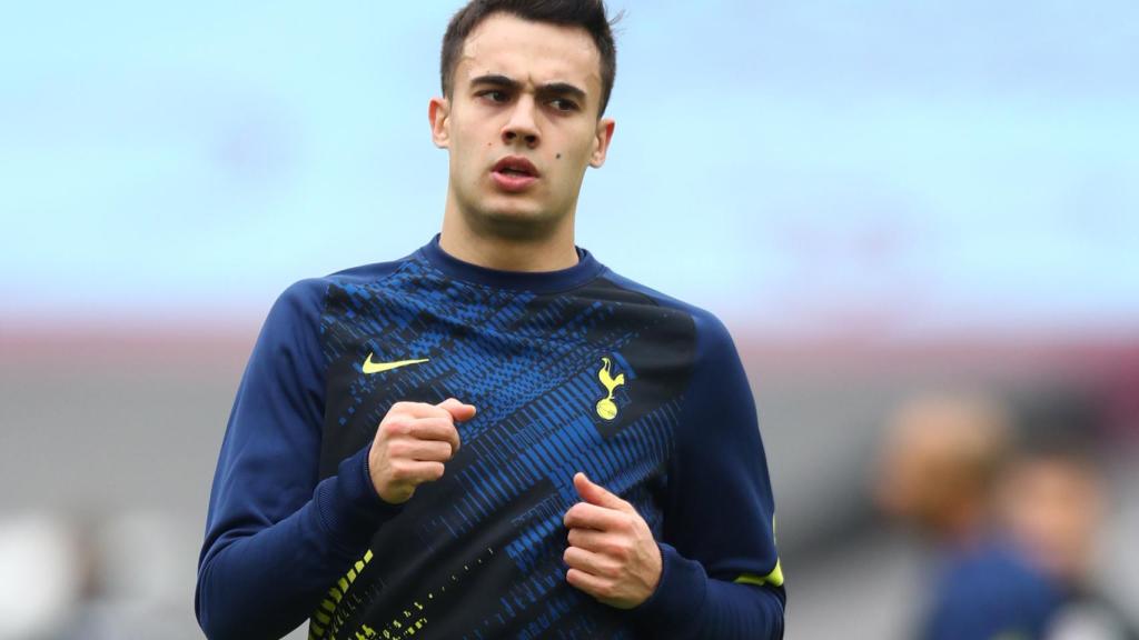 Sergio Reguilón, en un calentamiento del Tottenham