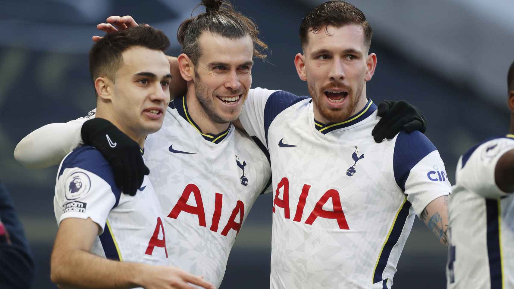 Sergio Reguilón, Gareth Bale y Pierre-Emile Hojbjerg celebran un gol del Tottenham