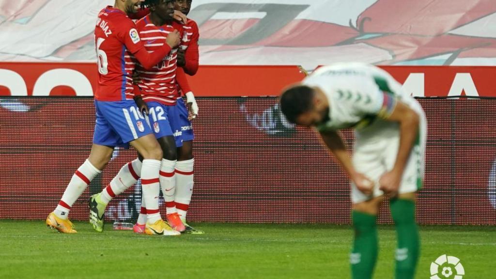 Domingos Quina celebra el primer gol del Granada al Elche con sus compañeros