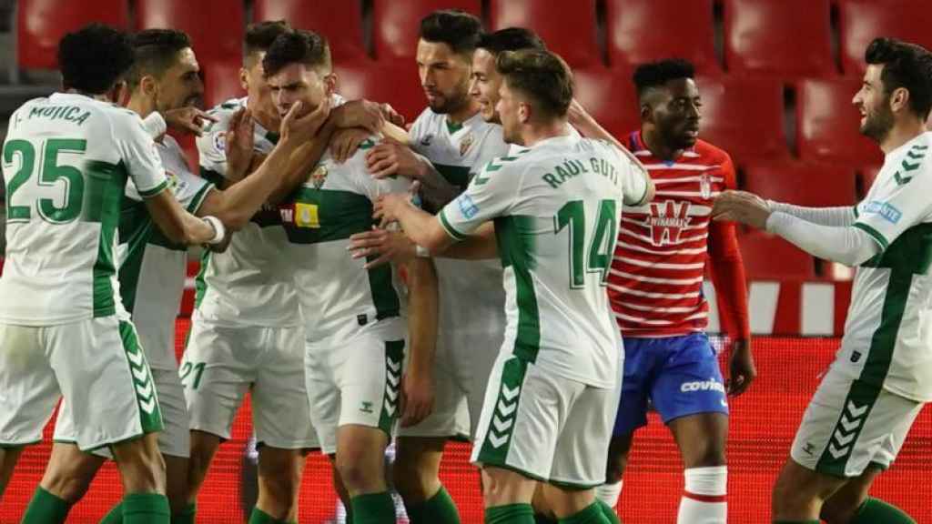 Piña de los jugadores del Elche para celebrar el gol de Lucas Boyé