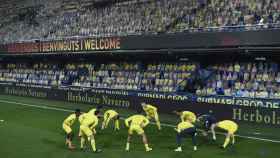 Los jugadores del Villarreal calientan en el Estadio de La Cerámica