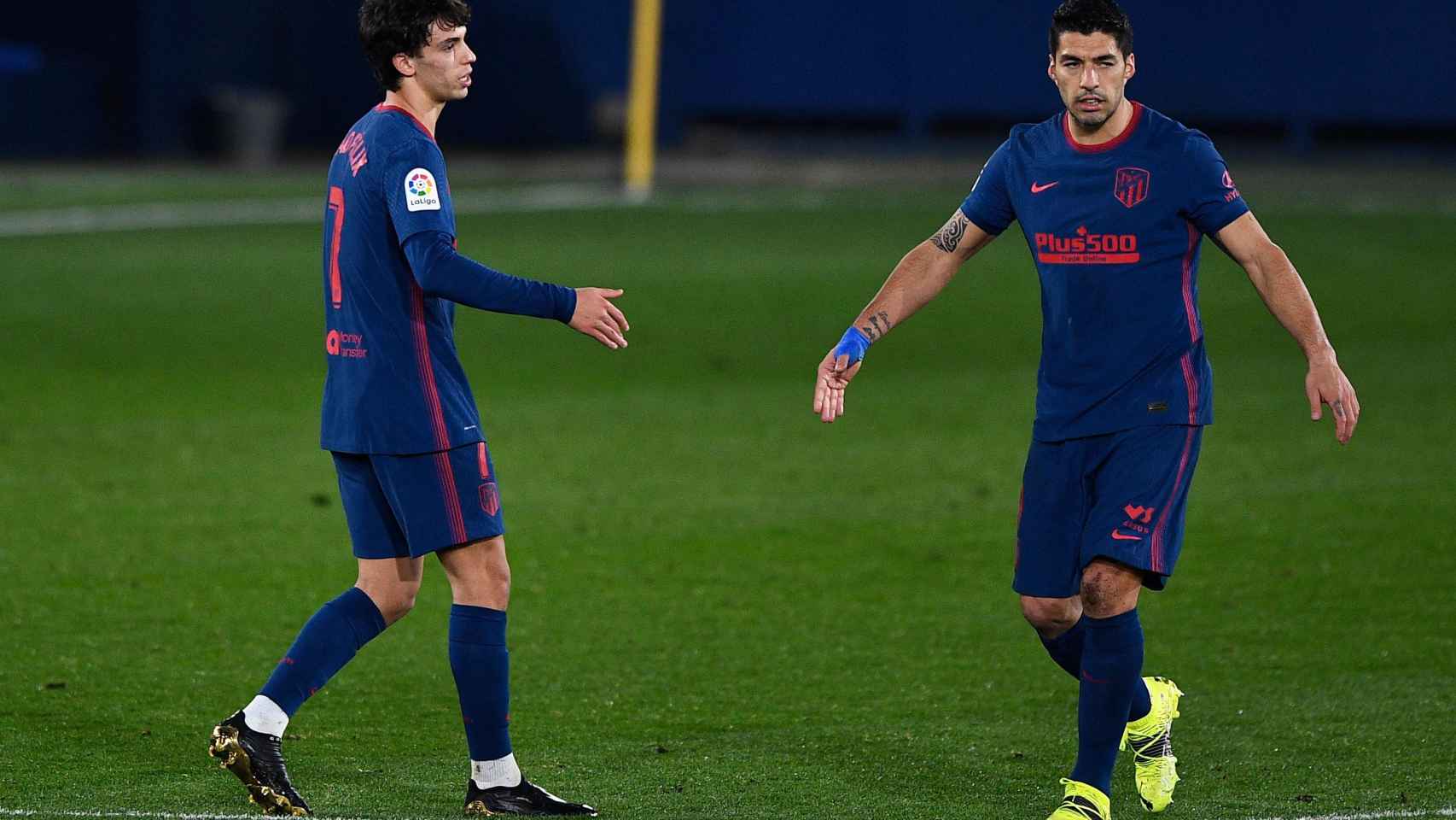 Joao Félix y Luis Suárez, tras el gol del portugués