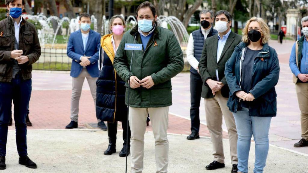 Paco Núñez y Pablo Montesinos, entre otros dirigentes del PP, este domingo en Guadalajara