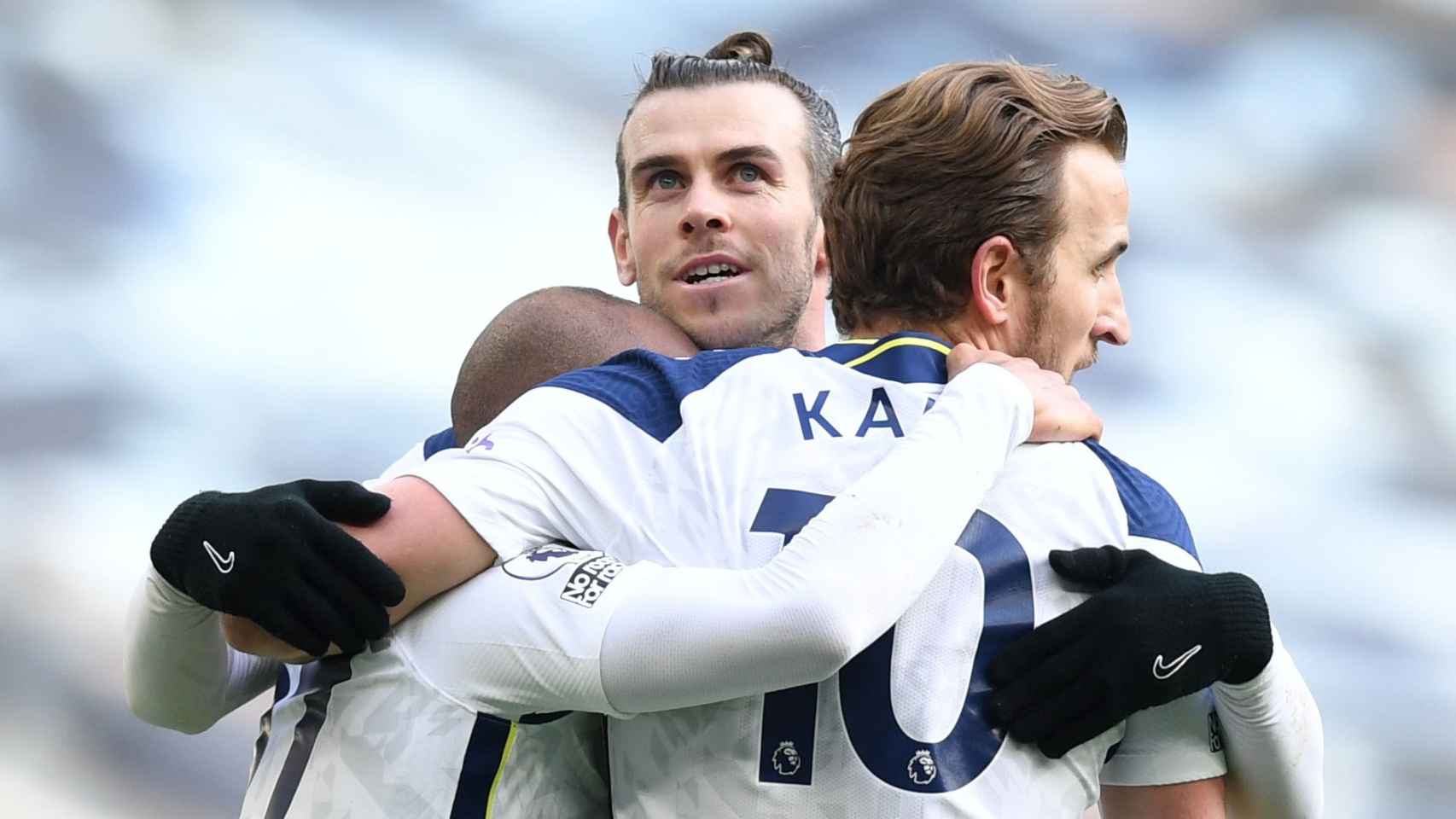 Gareth Bale abraza a Lucas Moura y Harry Kane