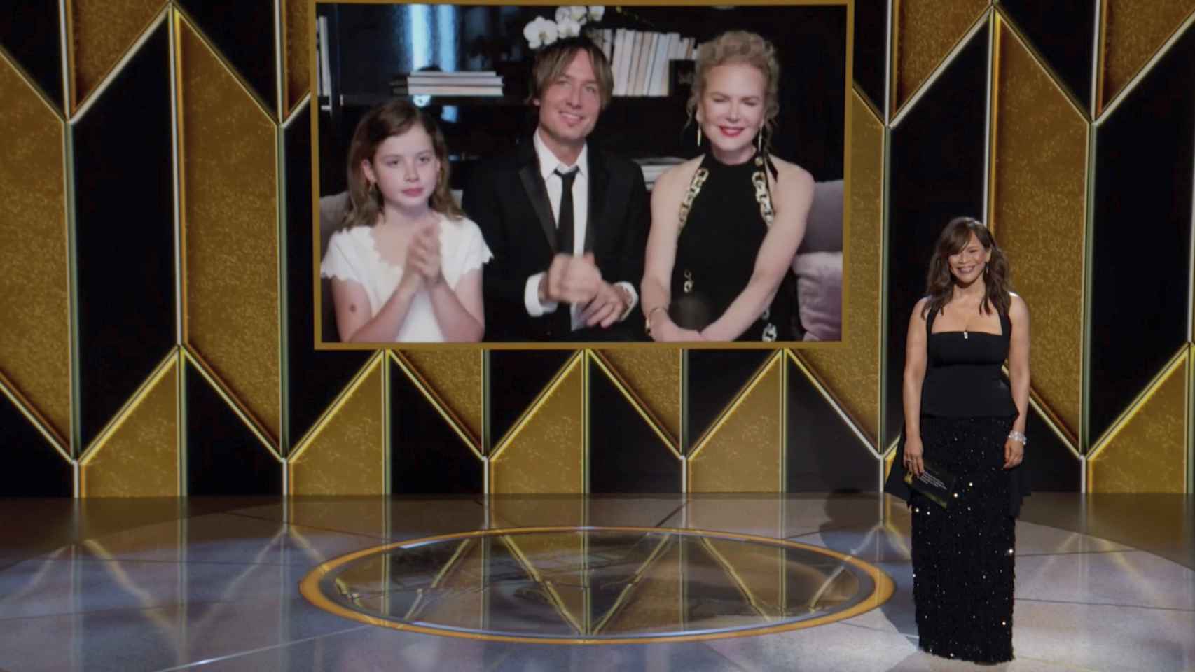 Nicole Kidman conectaba con la gala posando en familia en su sofá.