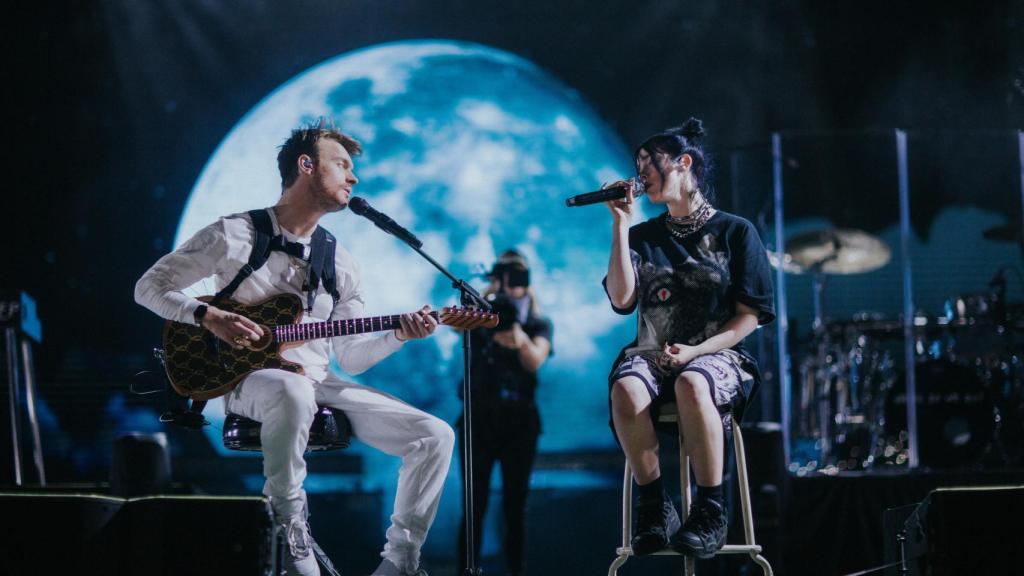 Billie Eilish y su hermano Finneas durante una actuación.