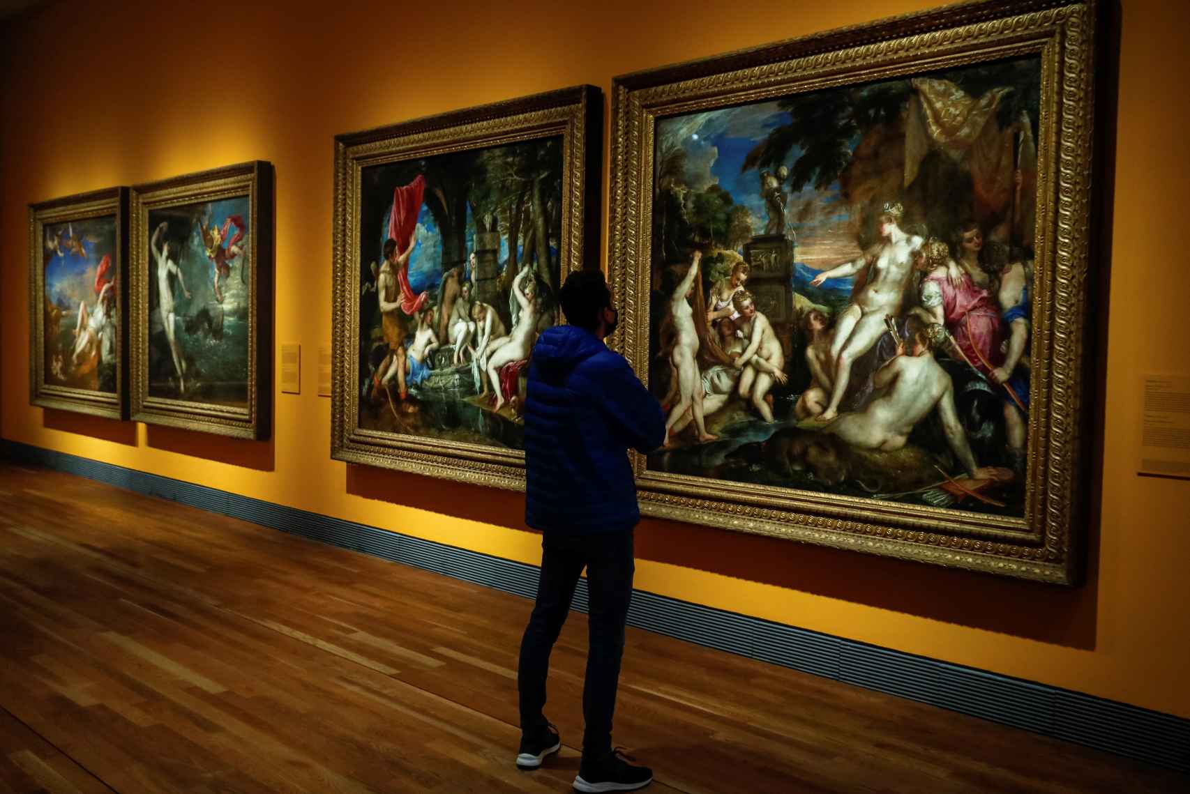 Vista de la exposición 'Pasiones mitológicas', con varias de las poesías de Tiziano.
