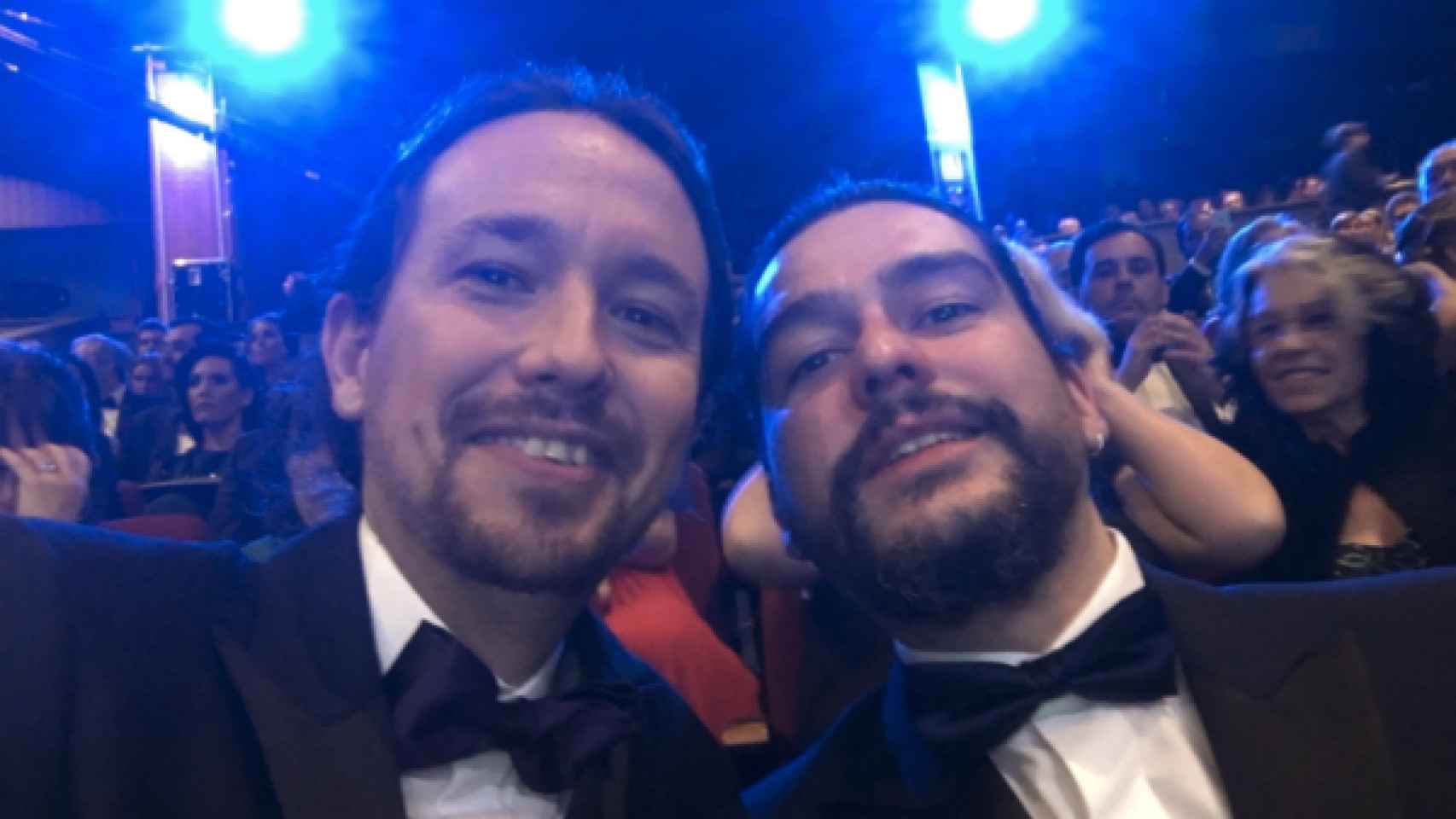 Pablo Iglesias, secretario general de Podemos, y Denis Maguire, 'el cobrador del frac', durante una gala de los Goya en 2017.