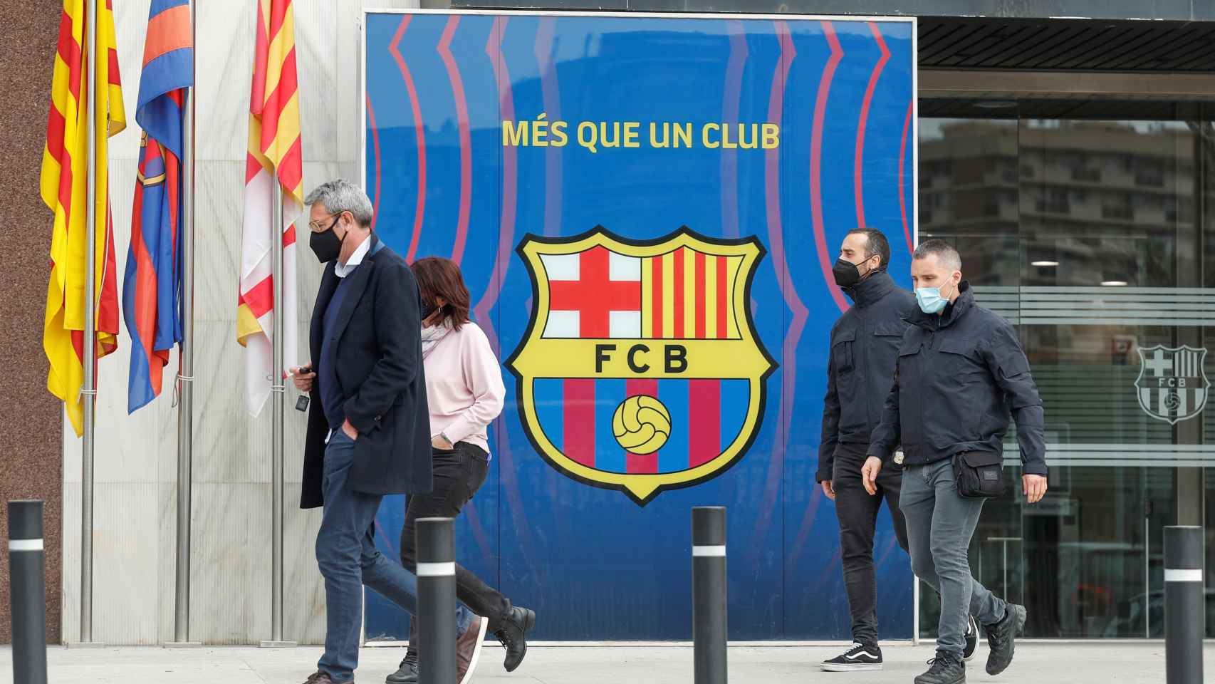 Los agentes de los Mossos d'Escuadra, en las oficinas del Barça del Camp Nou en el marco de la investigación por el 'Barçagate'