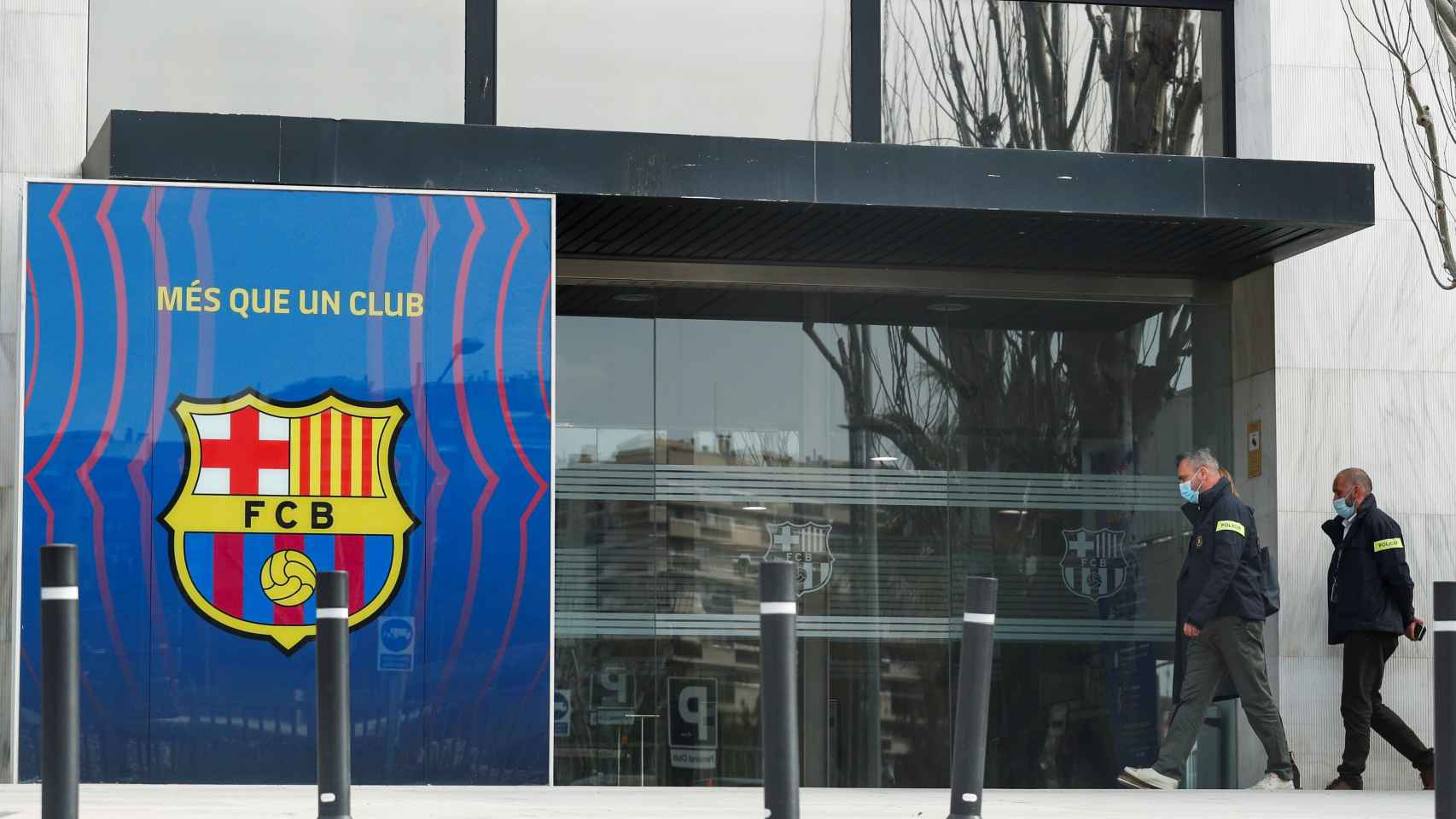 Los agentes de los Mossos d'Escuadra, en las oficinas del Barça del Camp Nou en el marco de la investigación por el 'Barçagate'