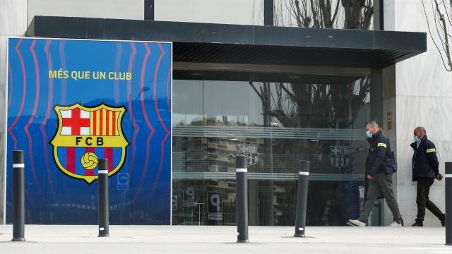 Los agentes de los Mossos d'Escuadra, en las oficinas del Barça del Camp Nou en el marco de la investigación por el 'Barçagate'