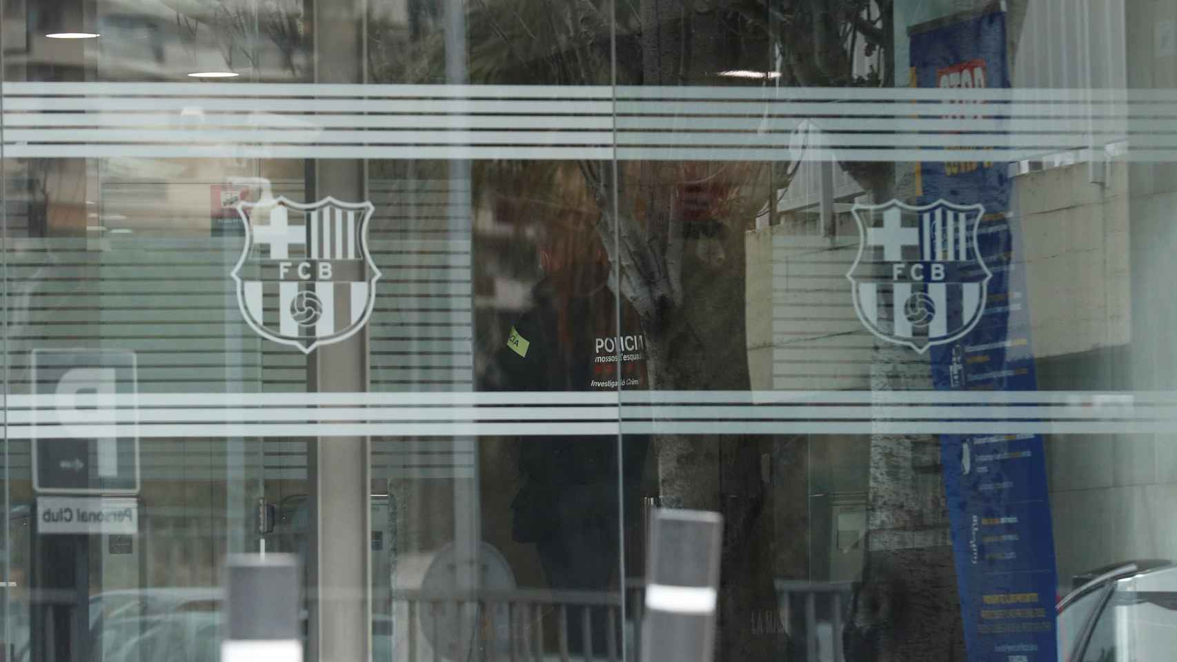 Los agentes de los Mossos d'Esquadra, en las oficinas del Barça del Camp Nou en el marco de la investigación por el 'Barçagate'