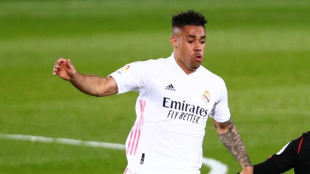 Mariano Díaz intenta robar el balón a Martin Zubimendi