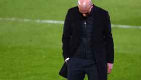 Zidane mira al suelo en el área técnica