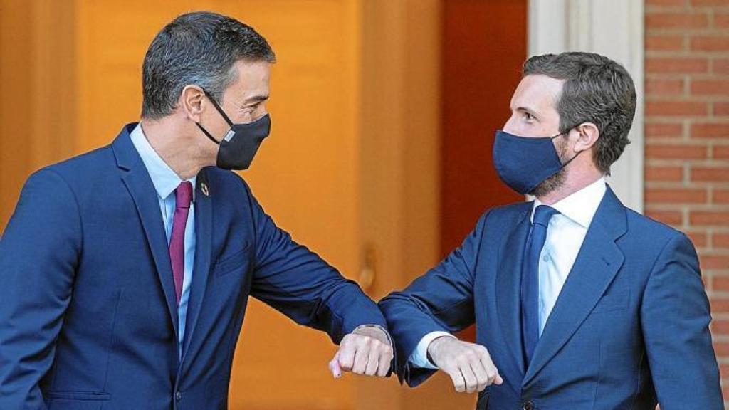 Sánchez y Casado, durante una de sus reuniones en La Moncloa.