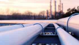 Varios oleoductos salen de una plataforma de refino de petróleo.