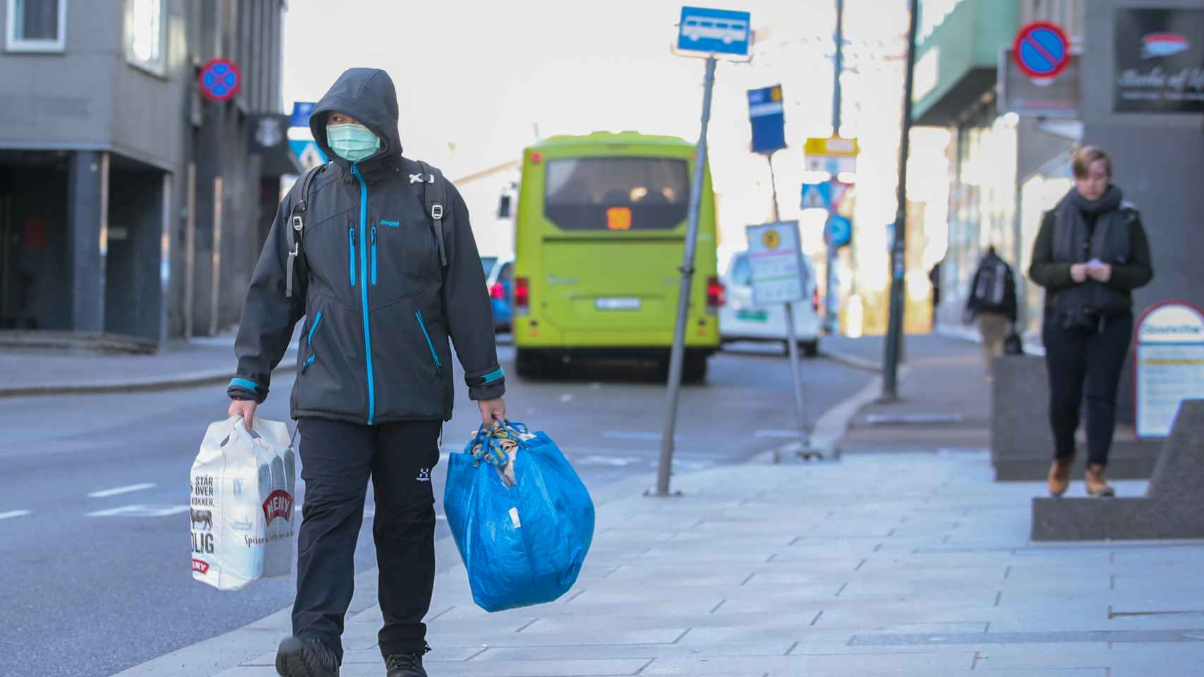 Un hombre camina por las calles de Oslo, semivacías en plena pandemia de la Covid-19.