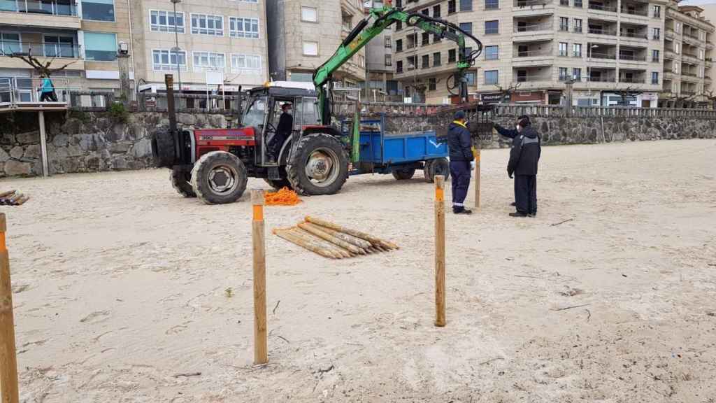 Retirada de estacas y cuerdas de las parcelas de la playa de Silgar.