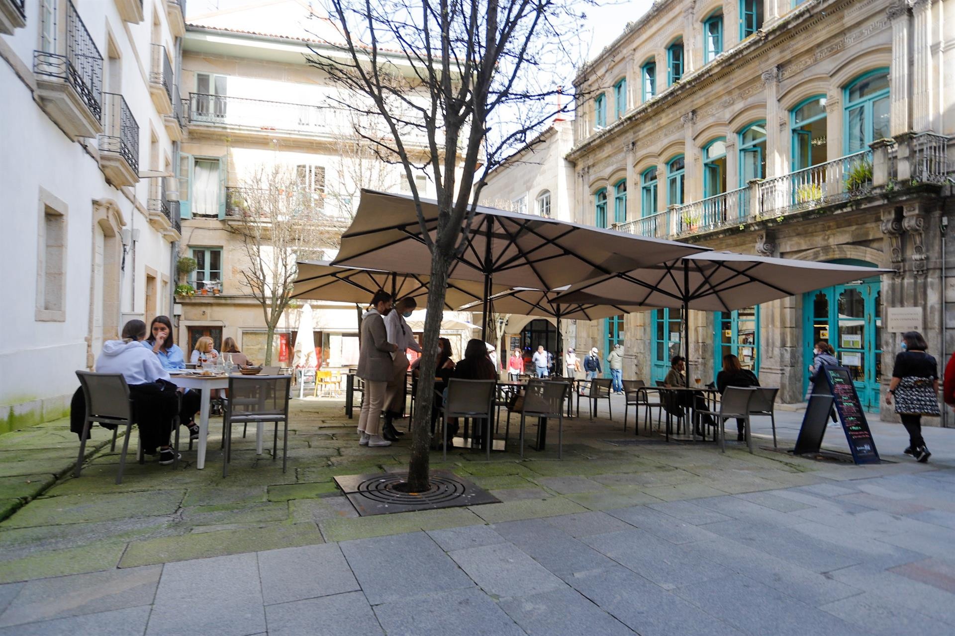 Terraza en el Casco Vello, en Vigo. Foto: Marta Vázquez Rodríguez / EP