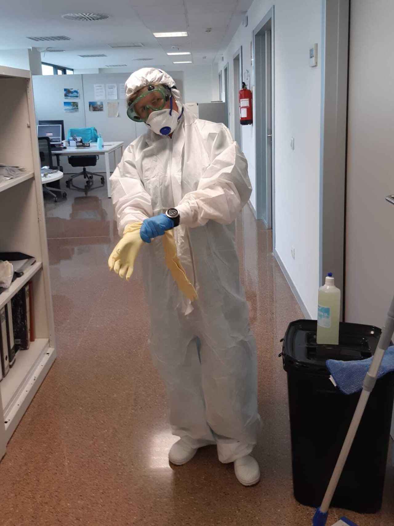 En la foto, María José Gimeno. Las limpiadoras de los hospitales utilizan los mismos equipos de protección que los sanitarios por su exposición al virus.