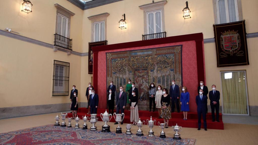 Los reyes Felipe y Leticia, junto con el ministro de Deportes, José Manuel Rodríguez Uribes, y la secretaria de Estado para el Deporte, Irene Lozano, posan con los galardonados durante el acto de entrega de los Premios Nacionales del Deporte 2018.