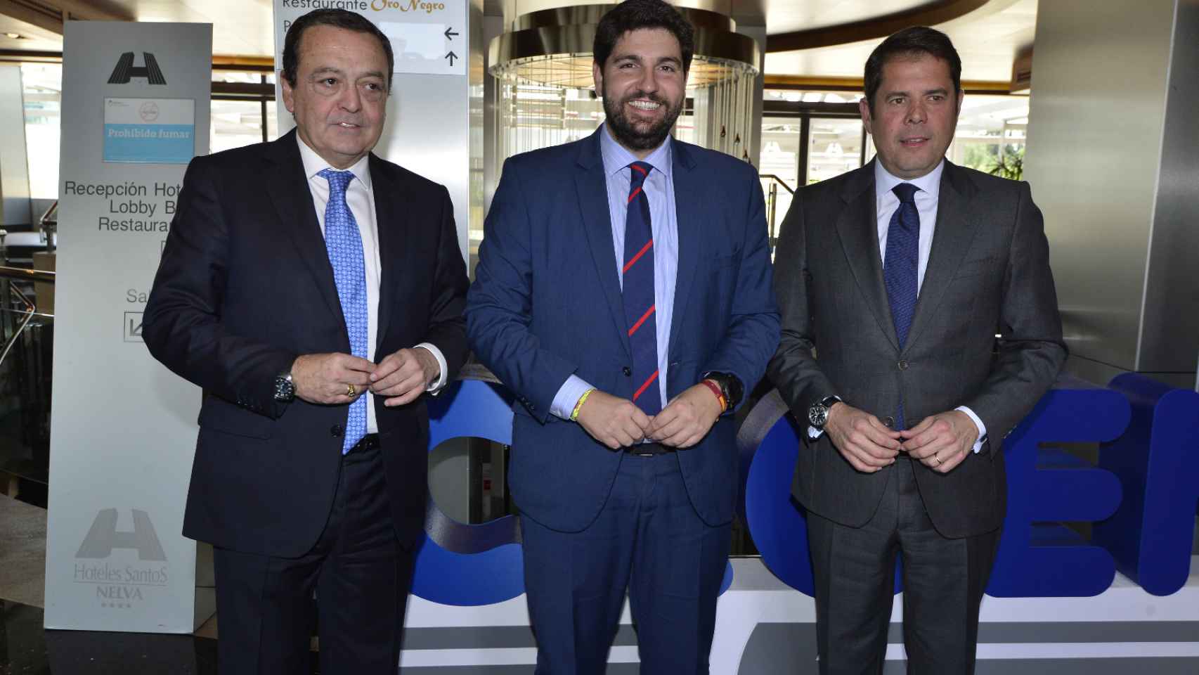 El presidente de Croem, José María Albarracín (1i), con el presidente regional, Fernando López Miras (c).