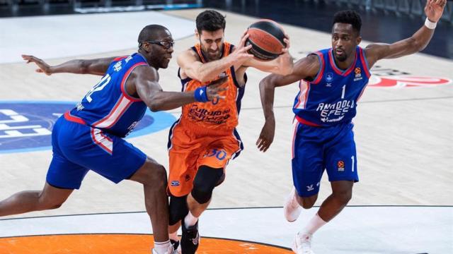 Joan Sastre intentando anotar ante Anadolu Efes