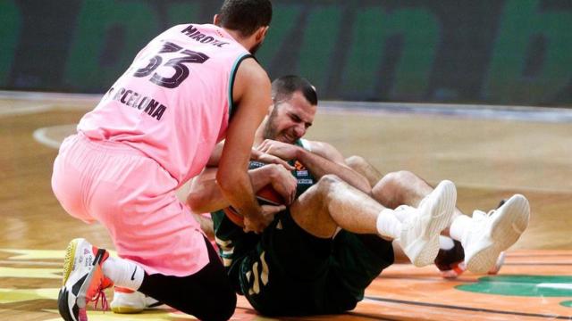 Mirotic pelea un balón ante Panathinaikos