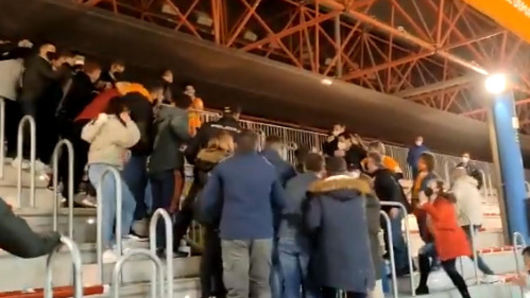 Momento de la tensión entre jugadores del Jaén y la afición de Ribera Navarra (Vídeo de @kiko20403)