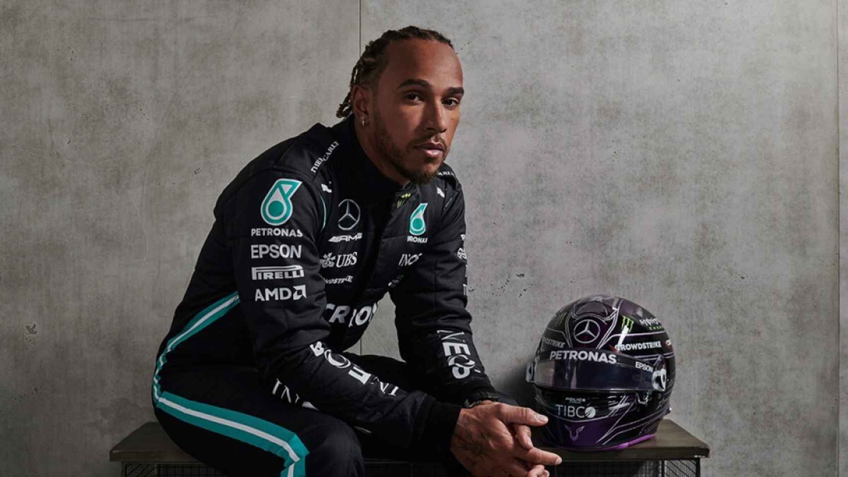 Lewis Hamilton, con su mono y su casco para 2021