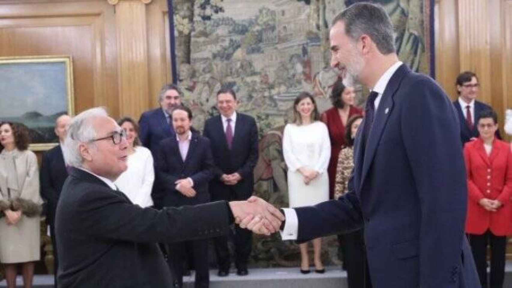 El Rey Felipe, con una tirita en un dedo, saluda al ministro de Universidades, el albaceteño Manuel Castell