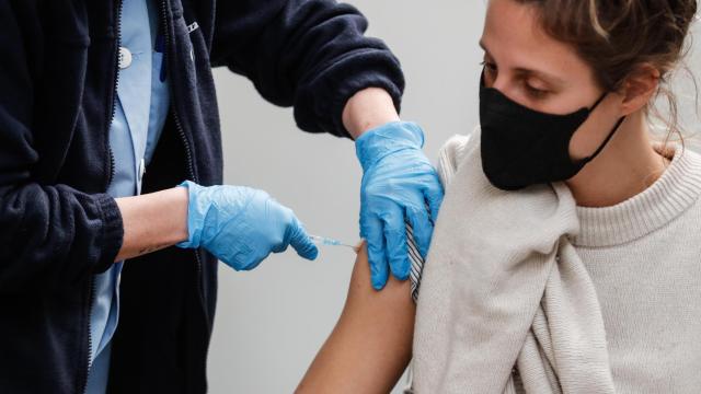 Una joven participa en el inicio de la vacunación masiva en Illunbe, donde han comenzado a inocularse vacunas.