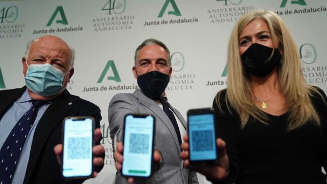 Consejeros de la Junta de Andalucía muestran el código QR para obtener el certificado de vacunación.