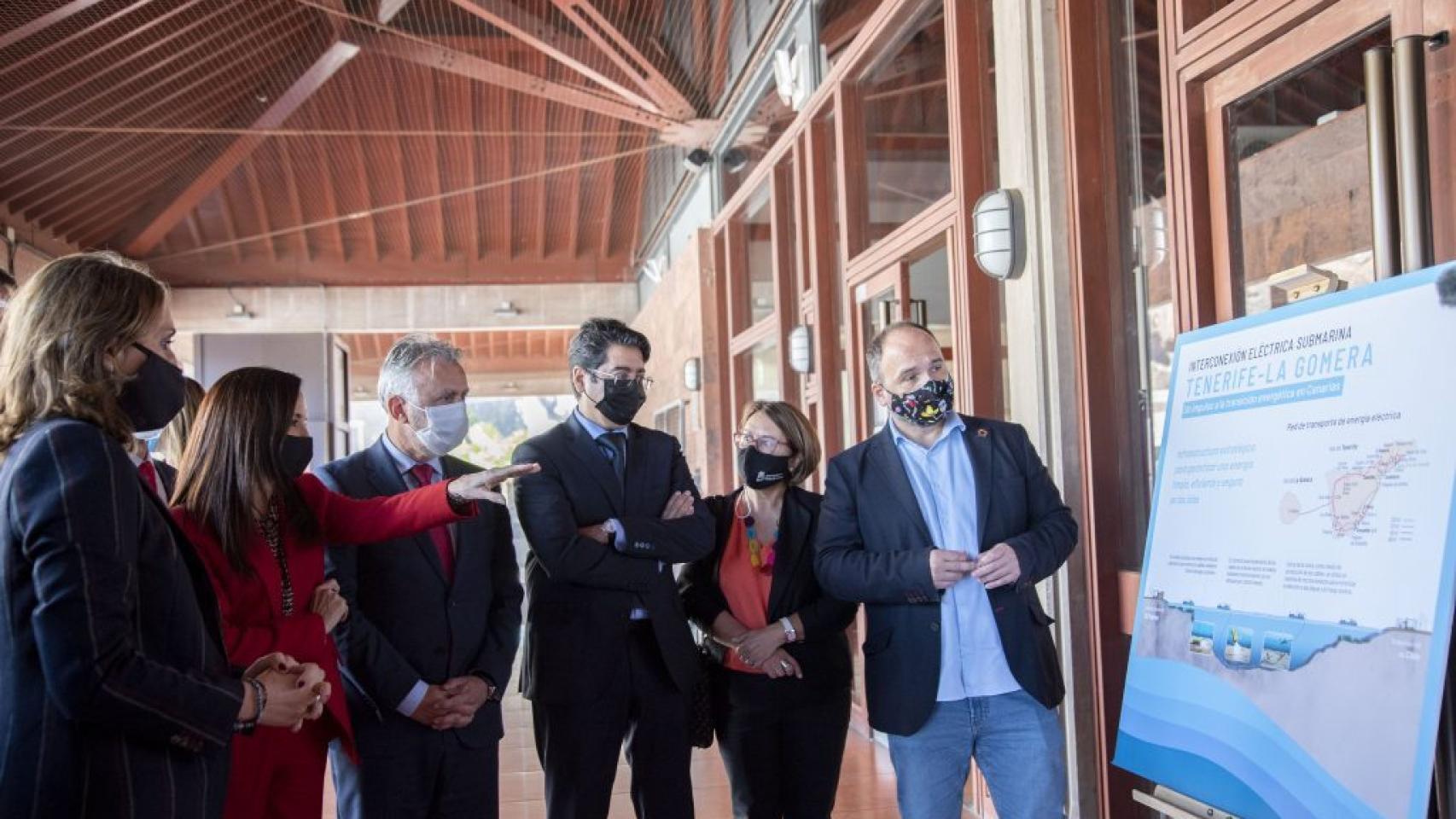 El presidente de Canarias, Ángel Víctor Torres, y la presidenta de Red Eléctrica, Beatriz Corredor, entre otras autoridades, en la presentación del proyecto.