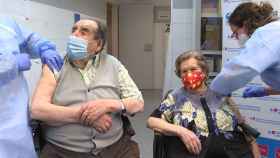 Dos personas mayores reciben la vacuna contra la Covid-19 en Madrid.